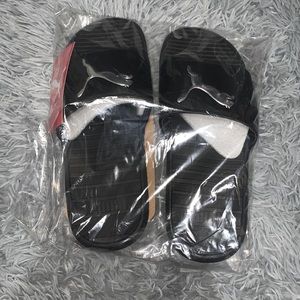 Men’s sz 9 puma slides